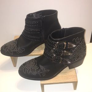 SHOE DAZZLE STACKED HEEL ANKLE BOOTIE SIZE 7.5 BEADS AND BUCKLE ACCENTS